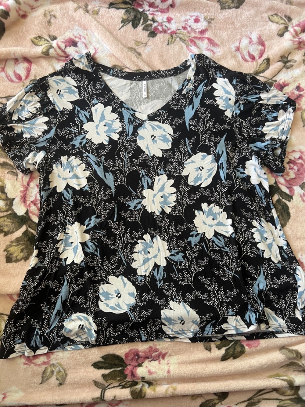 Floral V-Neck Short Sleeve Tee in Black and Light Blue